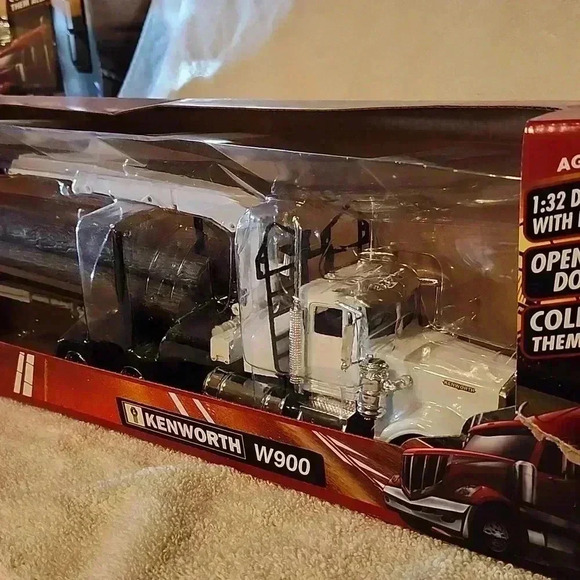 Kenworth W900 Log Hauler Big Rig. NEW IN BOX!! NEVER OPENED!!! - Picture 3 of 4